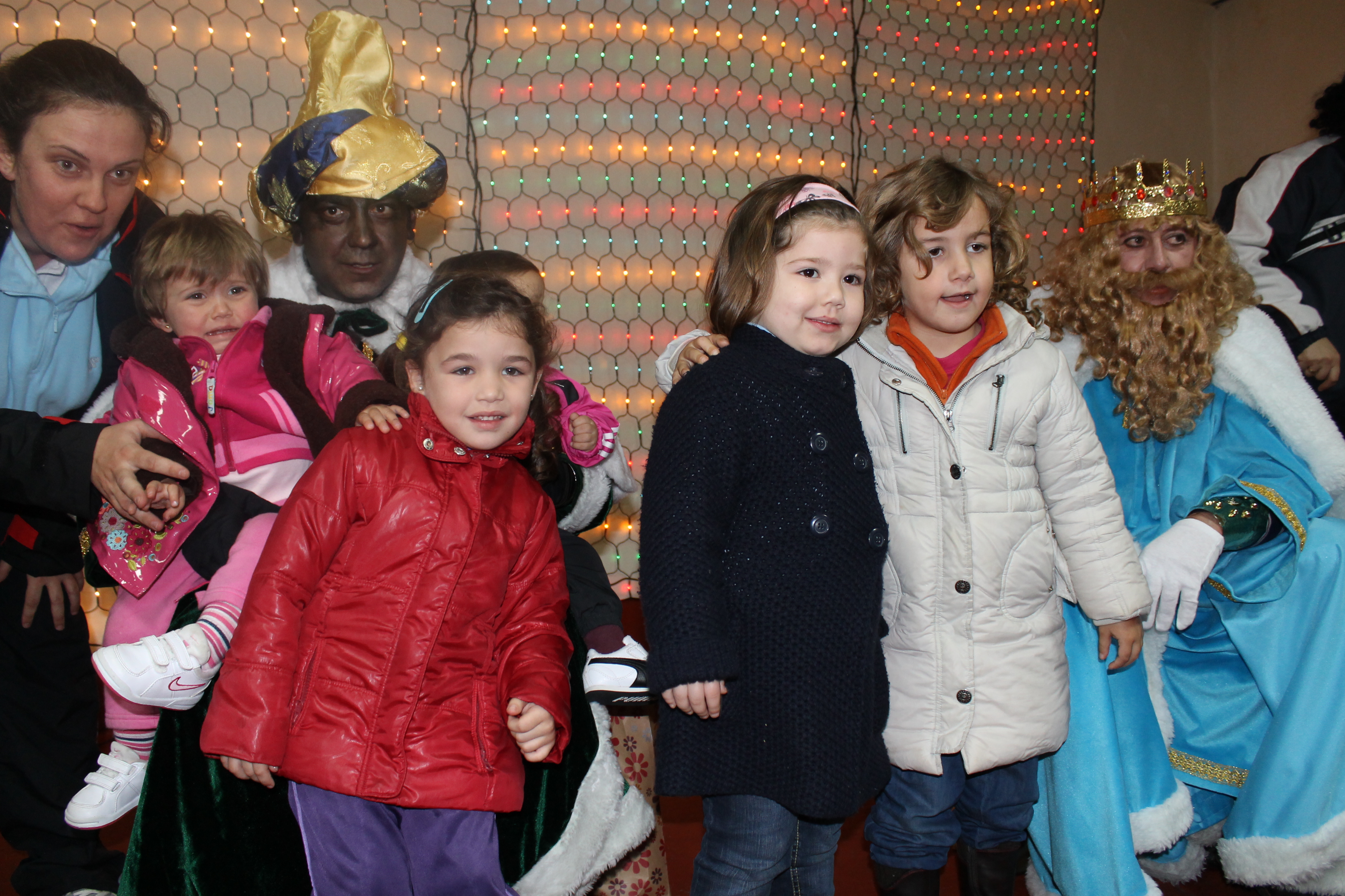 Más de 200 niños entregan sus cartas a los Reyes Magos